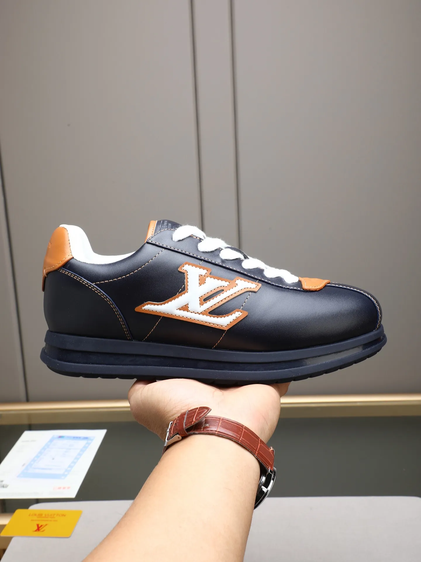PP560 LV Louis Vuitton L Jialu Brand Runner Tatic Series Thick-soled Casual Sports Shoes Running Shoes Original purchase, development and production This LV Runner Tatic sports shoe combines technical materials such as mesh fabric and ribbons to interpret the inspiration of traditional mountaineering shoes. LV letters are written on one side, the lariat buckle of the quick lacing system is embellished with Monogram flowers and Louis Vuitton logos, and the light and wear-resistant rubber outsole completes the whole. ▪️Fabric: Original imported cowhide + mesh ▪️Inner lining: Original customized breathable mesh ▪️Sole: Original open-molded anti-slip rubber combination material ▪️Size: Men's 38-44 (customized for 45 and 46)